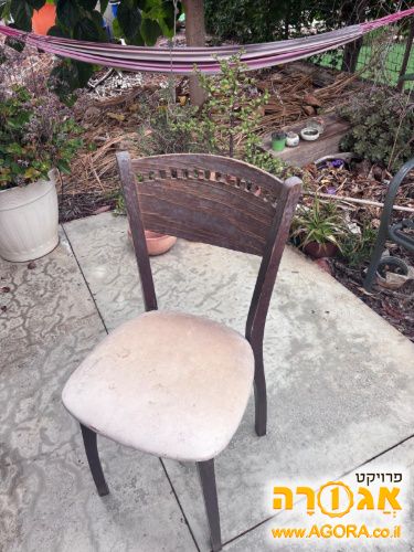 שולחן עץ וכסאות