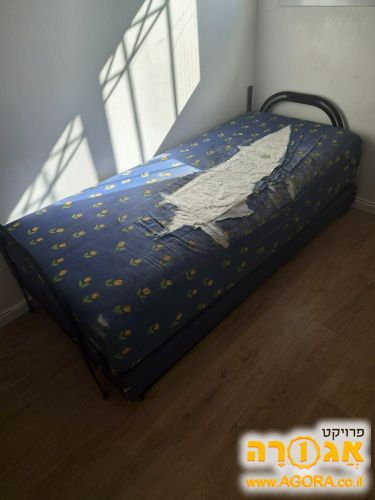 ספת נוער - הבד קרוע
