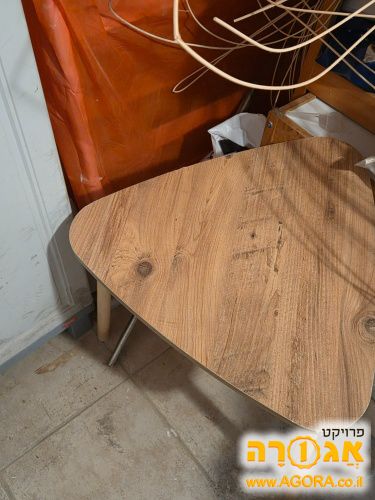 שולחן קטן משולש עם רגל שנפלה