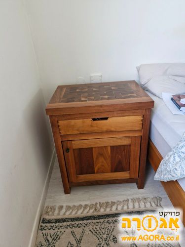 2 שידות ליד המיטה