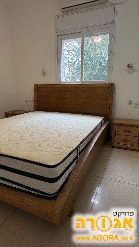 מיטת עץ ושתי שידות