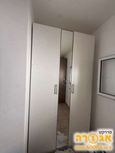 ארון לבן עם מראה באמצע