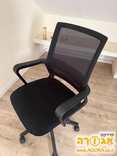 מיטות וכיסאות מחשב