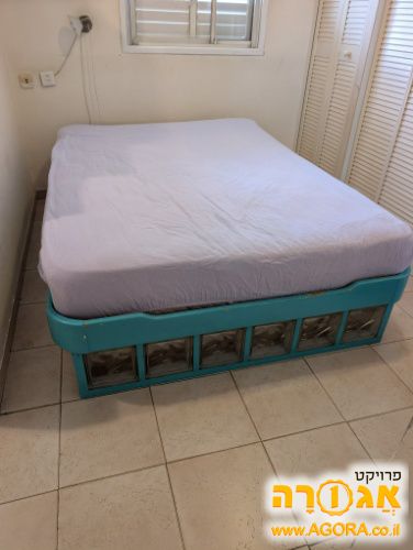 מיטת עם בסיס כולל תאורה