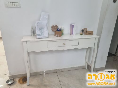 קונסולה )שידה כניסה לבית(