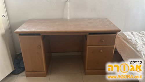 שולחן עם מגירות
