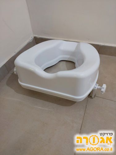 מושב אמבטיה יציב ומגביה לשירותים
