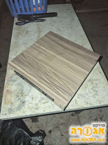 מדף עם תליה נסתרת