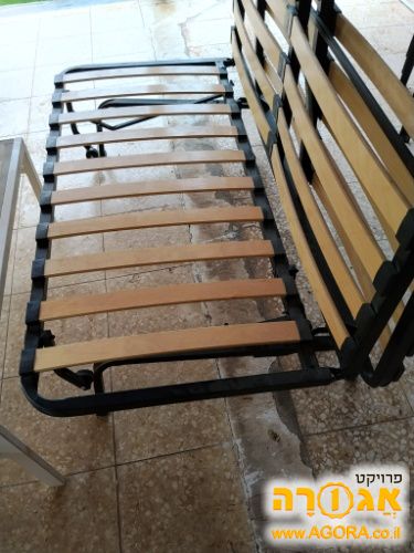 בסיס ספה שנפתח למיטה זוגית