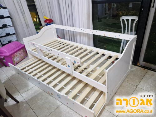 מיטה נפתחת מעץ ללא מזרונים