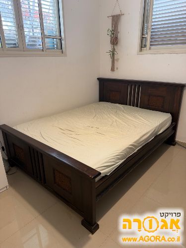 מיטה מעץ מלא