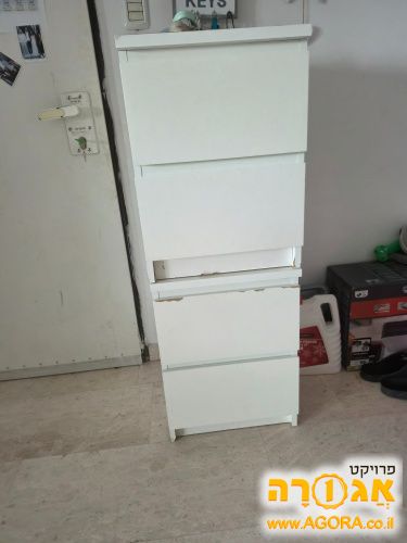 שידות מגירה לצדי המיטה