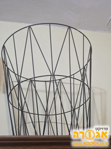 מעמד ברזל לאחסון כריות