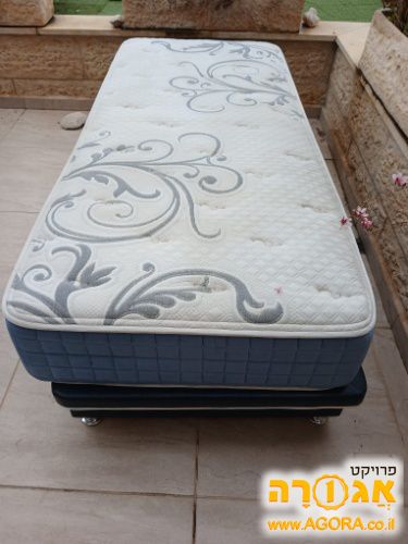 בסיס מיטה עם ארגז מצעים ומזרן
