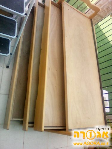 מיטת נוער משולשת עם מגירה מעץ