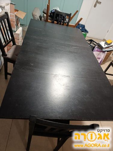 שולחן והכסאות