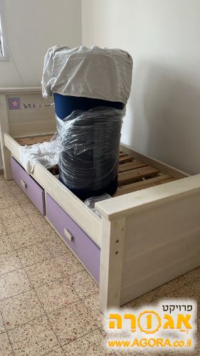 מיטת עץ מלא עם מיטת חבר ומגירות. ללא המז