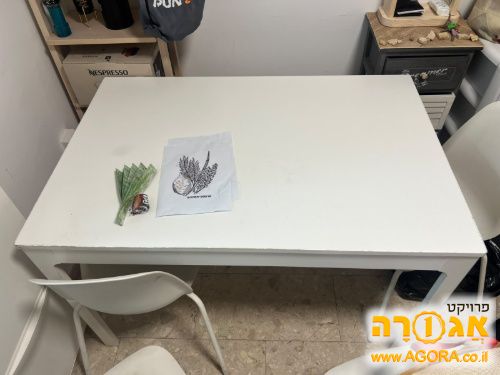 שולחן אוכל וכסאות