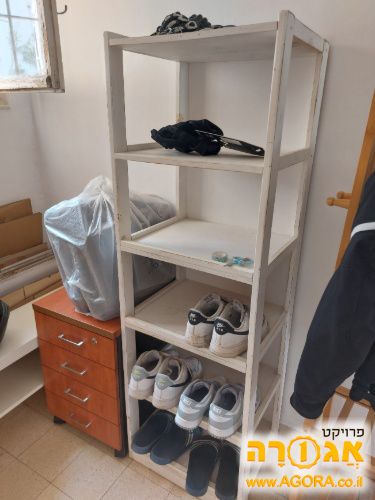 ארון מדפים