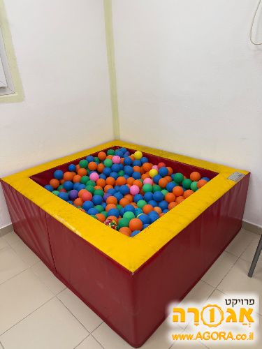 בריכת כדורים