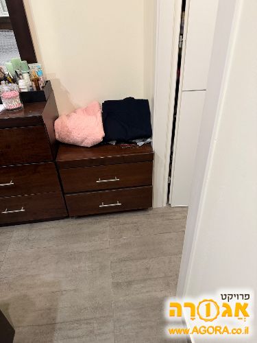 חדר שינה - מיטה זוגית. קומודה ושידת צד