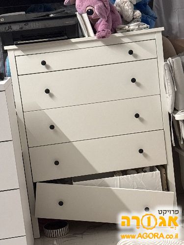 שידה לבנה של איקאה