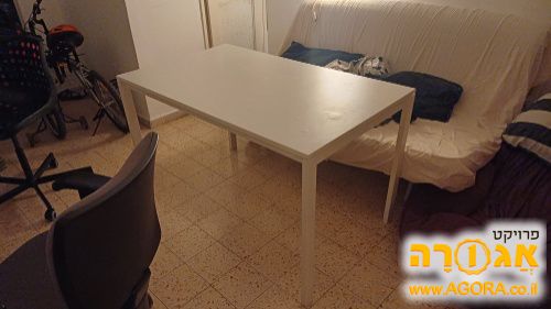 שולחן לבן של איקאה