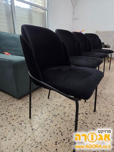 כסאות מרופדים לפינת אוכל