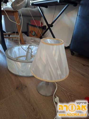 אהיל לתקרה ומנורות לצד המיטה