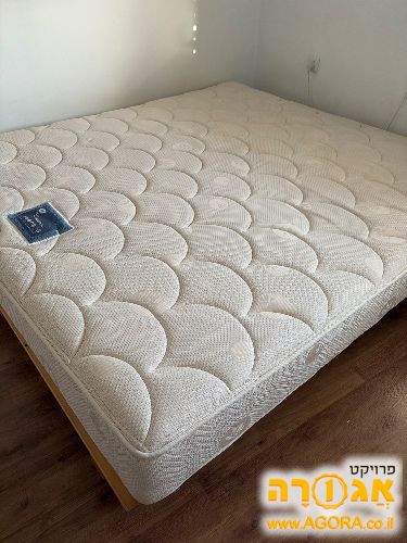 מזרון זוגי עם בסיס מיטה מעץ
