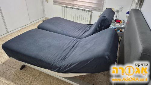מיטה זוגית מתכווננת עם שני שלטים ומשענת