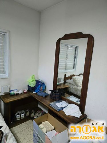 כוננית עם מראה