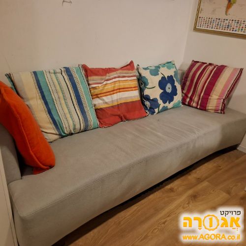 ספה עם כריות נוי