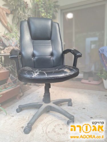 כסא מנהלים בצבע שחור