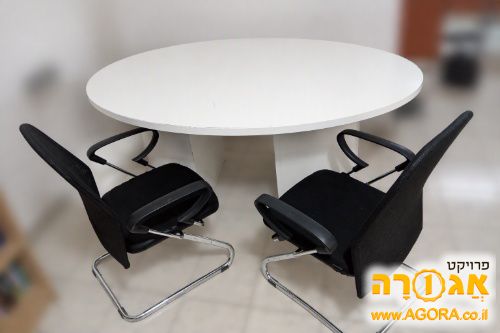 שולחן וכסאות