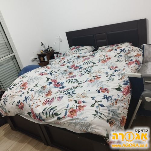 מיטה זוגית עם ארגז מצעים