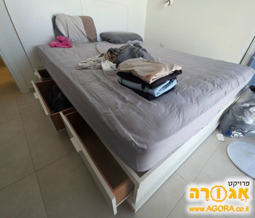 מיטת נגרות גדולה עם מגירות