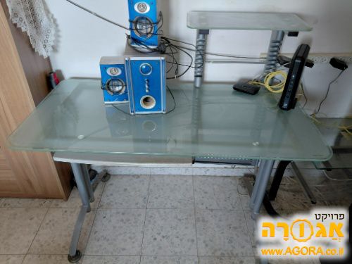 שולחן מחשב+רמקולים