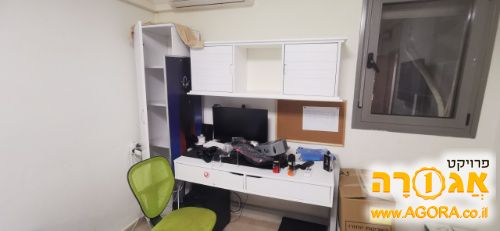 שולחן עבודה ילד ומדפים