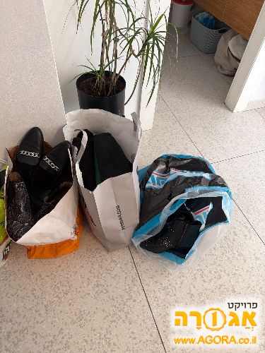 עשרות זוגות נעליים