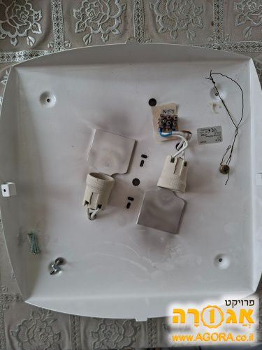 מנורת תקרה מרובעת