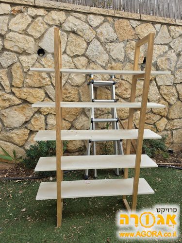 כוננית מדפים מעץ