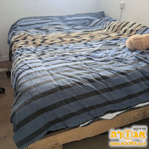 מיטה עם בסיס