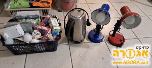 קומקום, 2 מנורות שולחן ונורות