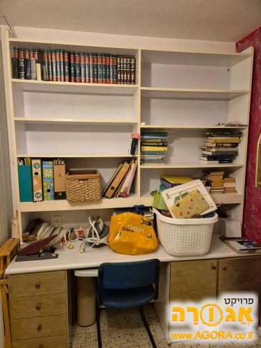 ספריה ושולחן כתיבה