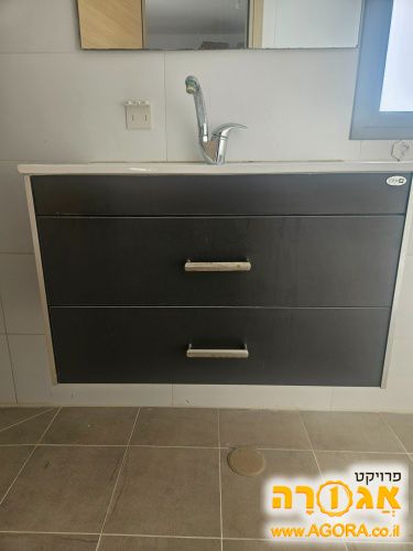 ארון וכיור אמבטיה