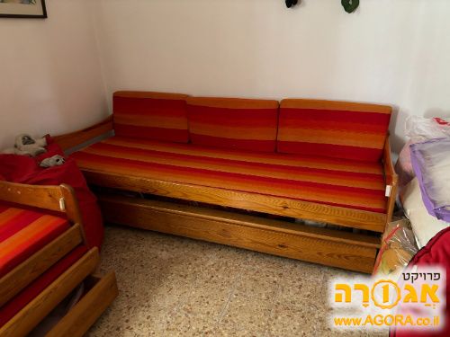 2 מיטות נוער עם ארגזי מצעים