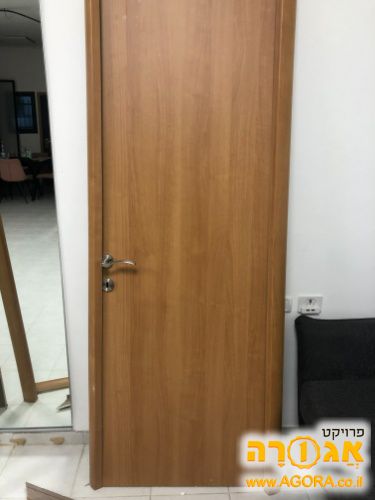 דלת מעץ