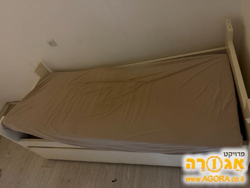 מיטת יחיד עם מגירות