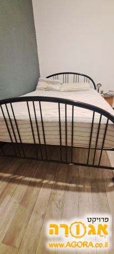 מזרון זוגי ושלד מתכת של המיטה
